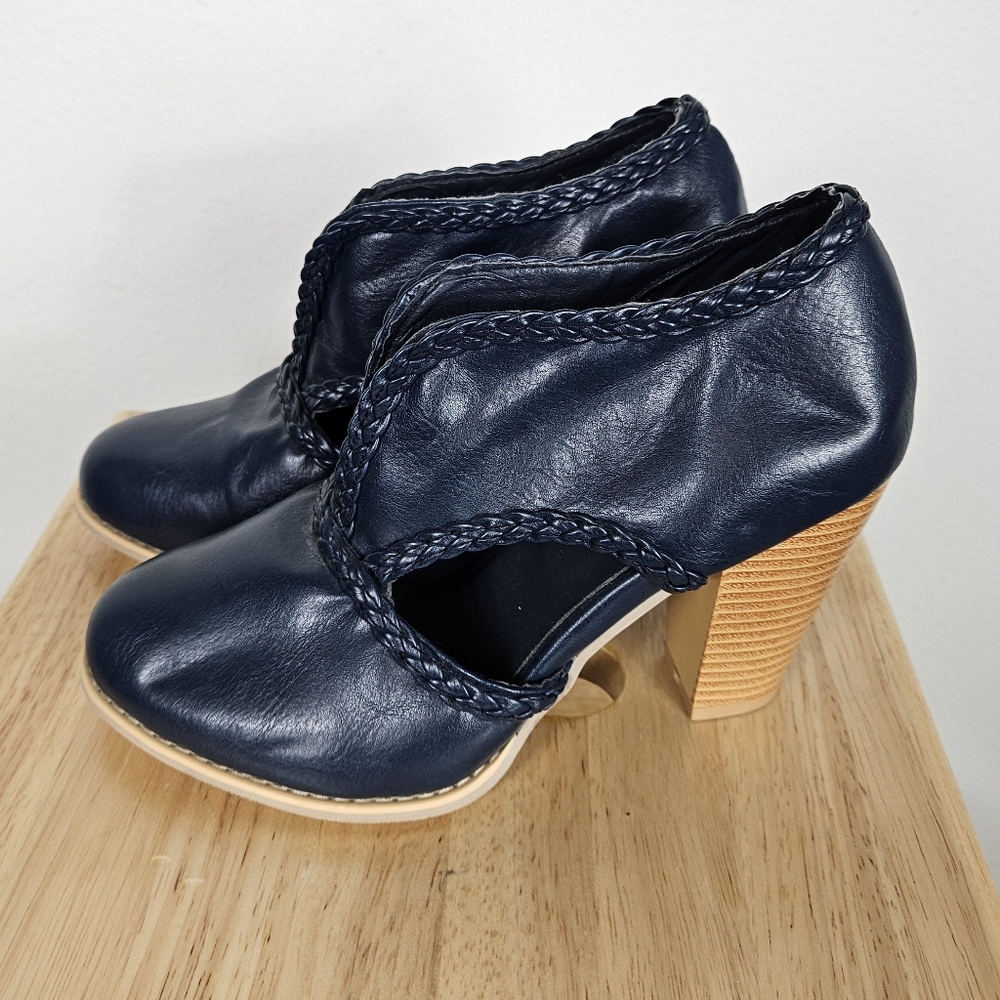 Navy Women's Heels Fits More Like A 7